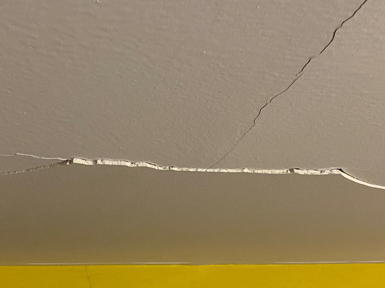 La fissure s’agrandit